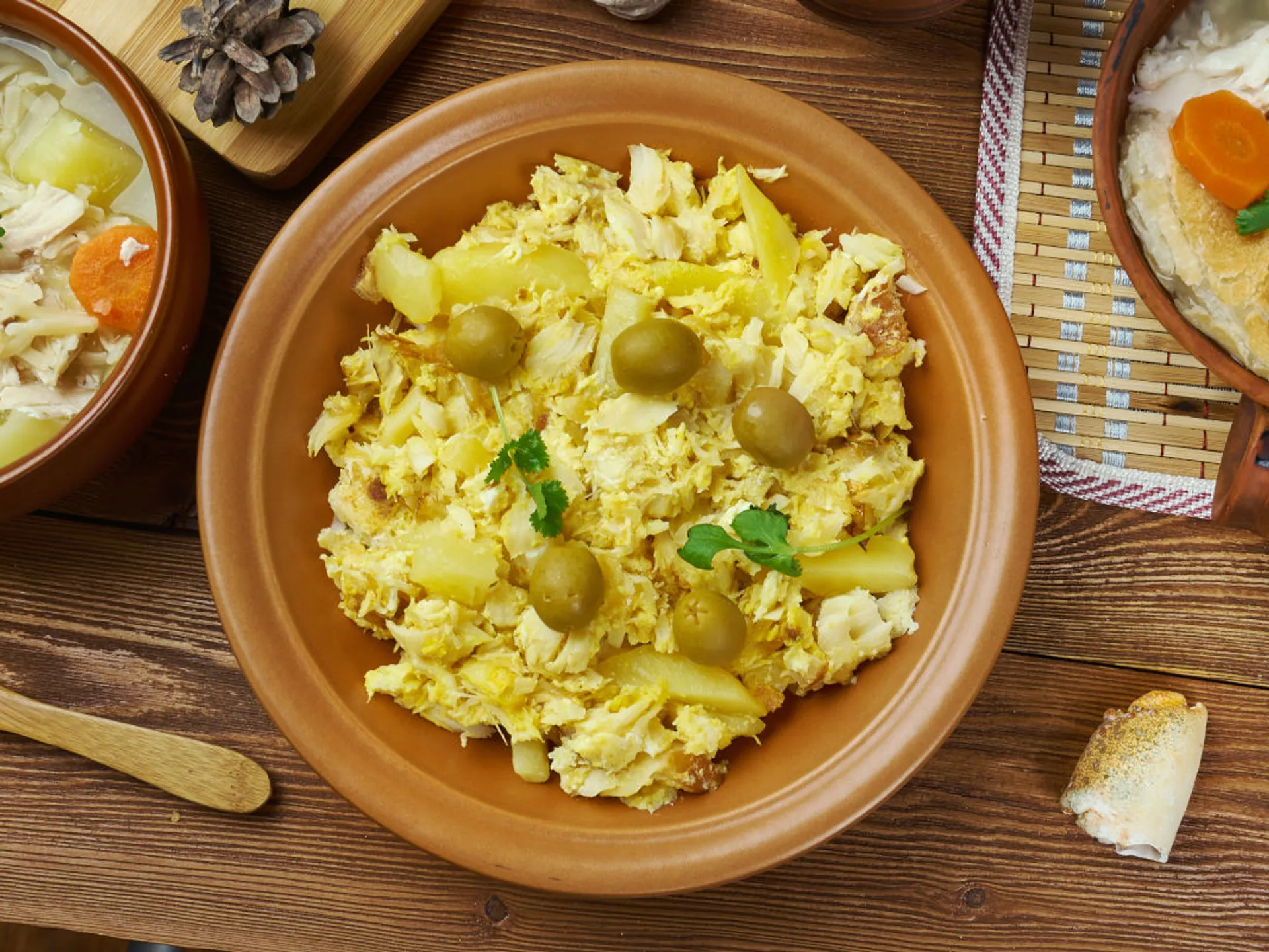 El bacalao dorado, también llamado bacalhau a brás, lleva patatas y se hace al horno.