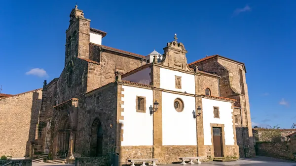 Iglesia de San Antonio de Padua en Avilés, fachada histórica