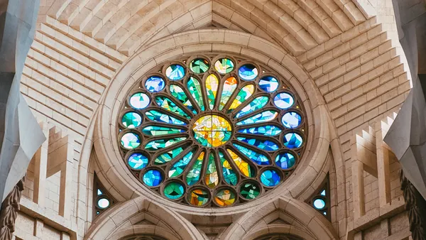 Tricromía en los vitrales de la Sagrada Familia en Barcelona.