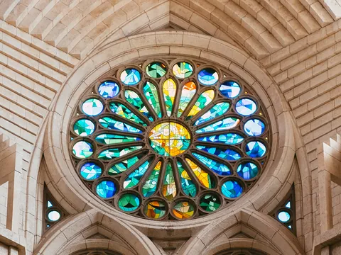 Tricromía en los vitrales de la Sagrada Familia en Barcelona.