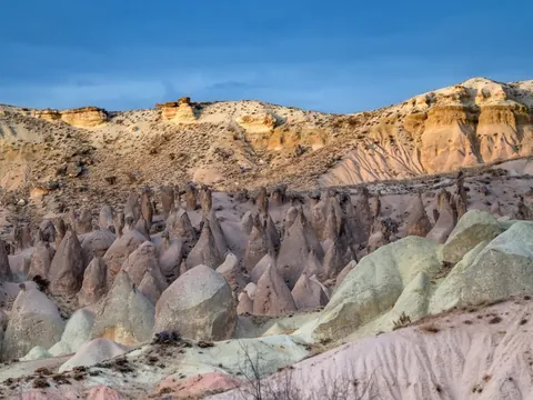 Formaciones de chimeneas de hadas en el Valle de los Monjes, Capadocia, Turquía