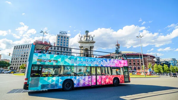 Bus turístico de Barcelona circulando por la Plaza de España