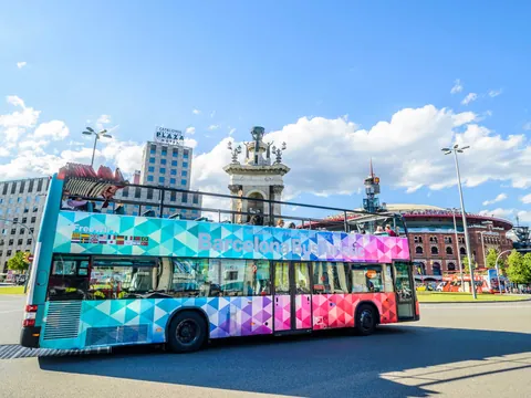 Bus turístico de Barcelona circulando por la Plaza de España