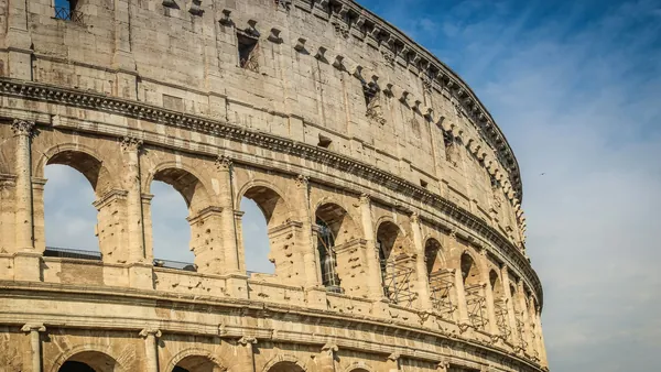 Detalle de los arcos y niveles superiores del Coliseo Romano en Roma, Italia