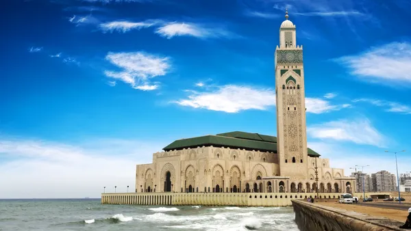 Mezquita Hassan II junto al océano Atlántico en Casablanca, Marruecos