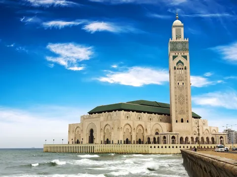 Mezquita Hassan II junto al océano Atlántico en Casablanca, Marruecos