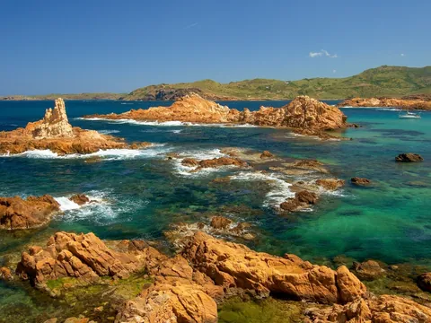 Islotes rojizos y aguas cristalinas en la costa norte de Menorca