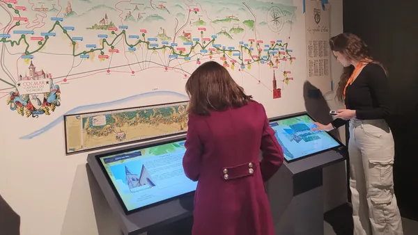 Mapas y pantallas de las salas y todo lo que se encuentra visible dentro del museo.