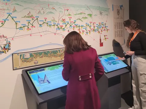 Mapas y pantallas de las salas y todo lo que se encuentra visible dentro del museo.