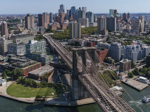 Vista aérea del Puente de Brooklyn y Manhattan desde Brooklyn, Nueva York, Estados Unidos