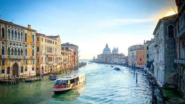 Barco recorriendo el Gran Canal con vistas a Santa Maria della Salute en Venecia