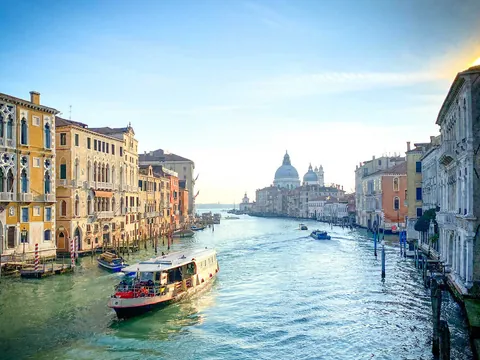 Barco recorriendo el Gran Canal con vistas a Santa Maria della Salute en Venecia