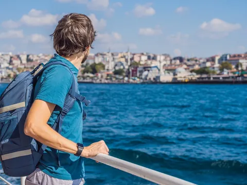 Hombre disfrutando del paseo en barco por el Bósforo