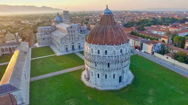 Vista aérea del Baptisterio y la Catedral de Pisa en la Piazza dei Miracoli, Italia.