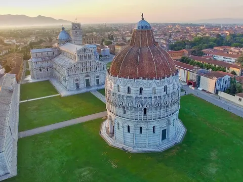 Vista aérea del Baptisterio y la Catedral de Pisa en la Piazza dei Miracoli, Italia.