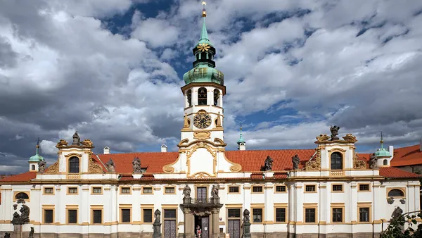 Fachada barroca del Santuario de Loreto con su torre en Praga, República Checa.