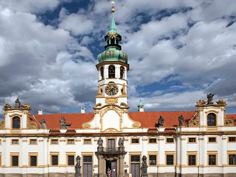 Fachada barroca del Santuario de Loreto con su torre en Praga, República Checa.