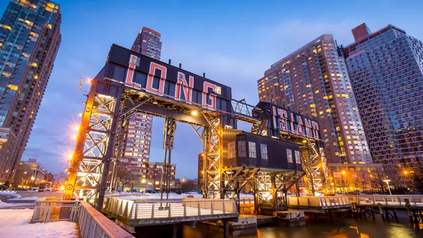 Perfil urbano nocturno de Nueva York desde Long Island City