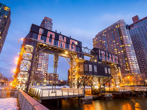 Perfil urbano nocturno de Nueva York desde Long Island City