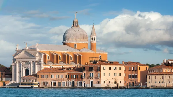 Basílica del Redentor vista desde el canal en la isla de Giudecca, Venecia