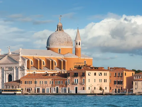Basílica del Redentor vista desde el canal en la isla de Giudecca, Venecia