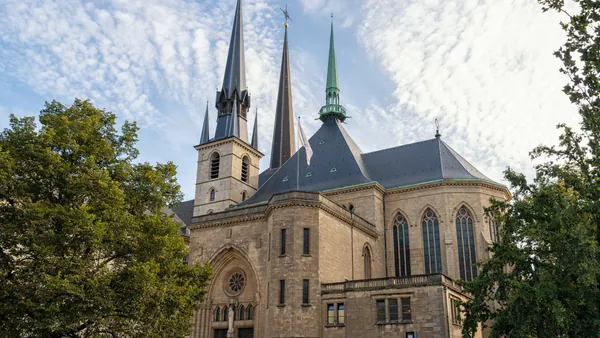 La fachada de la Catedral de Notre Dame deslumbre tanto a locales como a turistas.