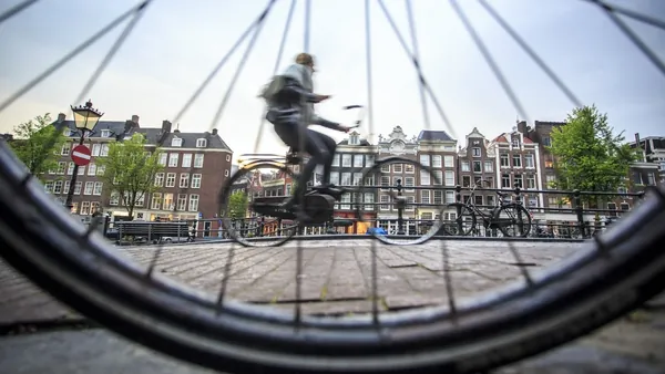 Descubre Amsterdam a Pie en Bici en barco Almuerzo visita guiada barco Canales alquiler Bici Países Bajos Holanda