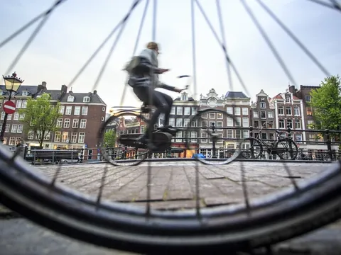Descubre Amsterdam a Pie en Bici en barco Almuerzo visita guiada barco Canales alquiler Bici Países Bajos Holanda