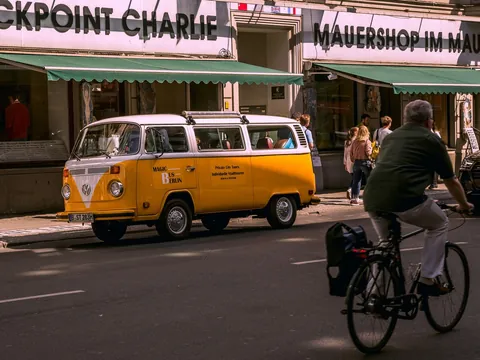 Furgoneta Volkswagen amarilla frente al Museo de Checkpoint Charlie en Berlín.