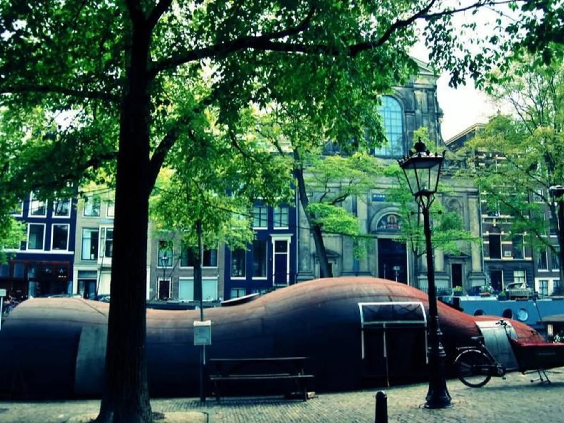 Casa flotante en Ámsterdam  con forma de bolo - Guía de viaje Ámsterdam