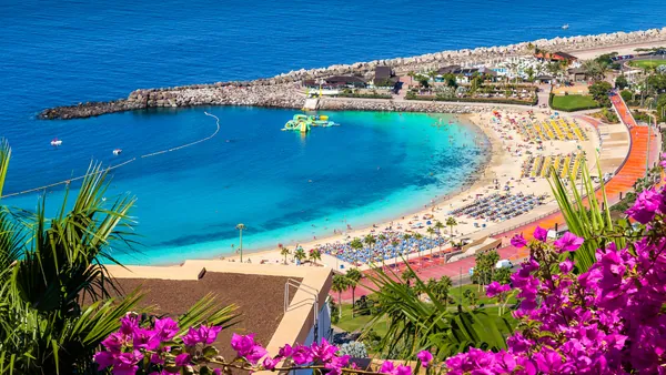 La playa de Amadores está bañada por aguas cristalinas perfectas para darse un chapuzón.
