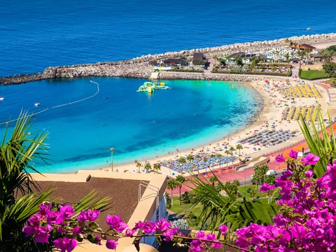 La playa de Amadores está bañada por aguas cristalinas perfectas para darse un chapuzón.