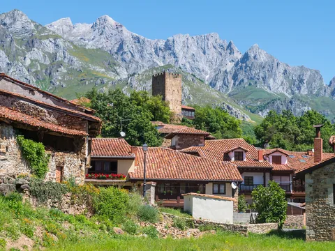 Vista de Potes con la Torre del Infantado y los Picos de Europa en Cantabria