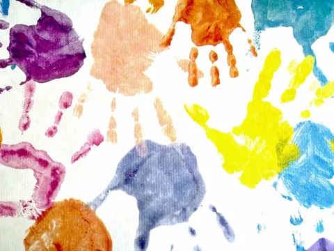pinturas de manos sobre papel
