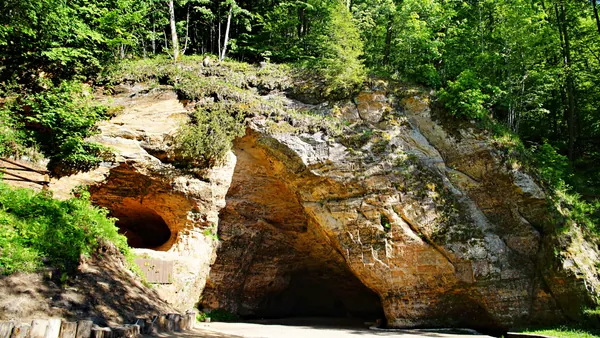 En el camino de vuelta, nos detendremos en la Cueva de Gutman,.