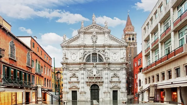 Iglesia de San Moisés, de estilo barroco, en la ciudad de Venecia.