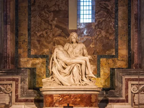 escultura de la piedad de miguel ángel en la Basílica de San Pedro