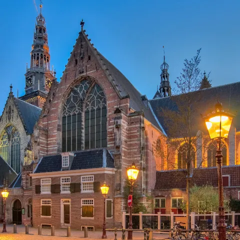 Oude Kerk de noche-Ámsterdam que ver-Guía de viaje