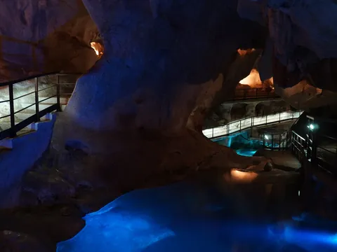 Caminos iluminados y lagunas azules en las Cuevas del Tesoro, Rincón de la Victoria.