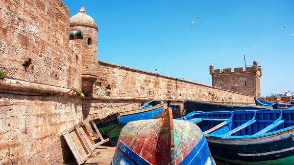 Murallas medievales de la medina de Essaouira con barcos tradicionales