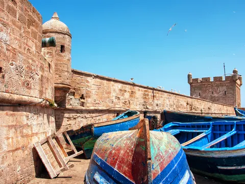 Murallas medievales de la medina de Essaouira con barcos tradicionales