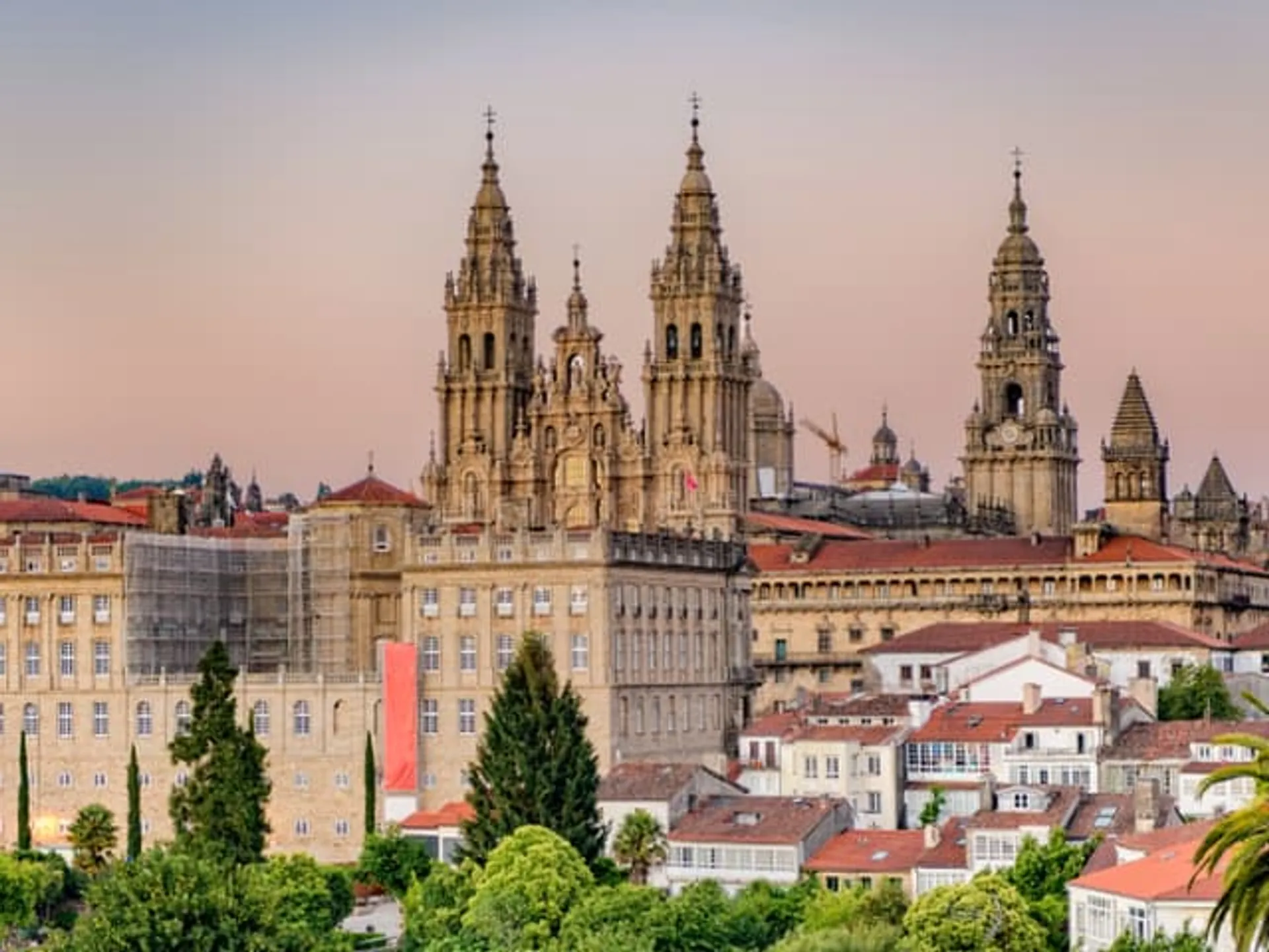 Atardecer con vistas a la Catedral de Santiago en Galicia-10 lugares por donde pasa la vuelta ciclista España que no te puedes perder- blog Buendía tours