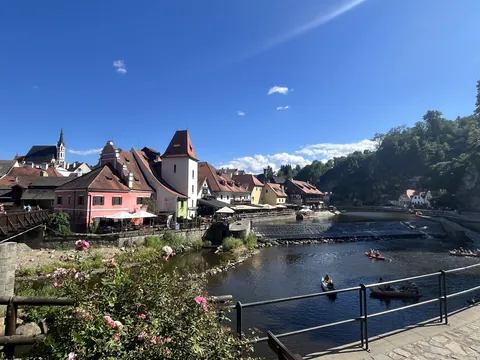 Turistas navegando por el río Moldava, Český Krumlov