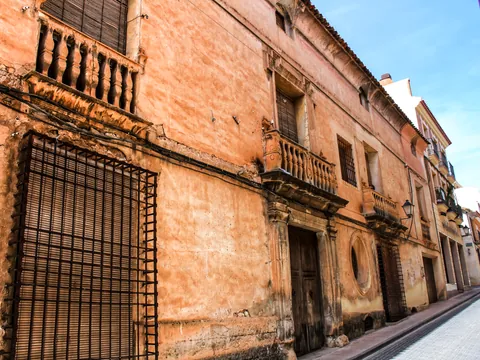 Fachada de una casa antigua típica de Caravaca de la Cruz, Murcia, España