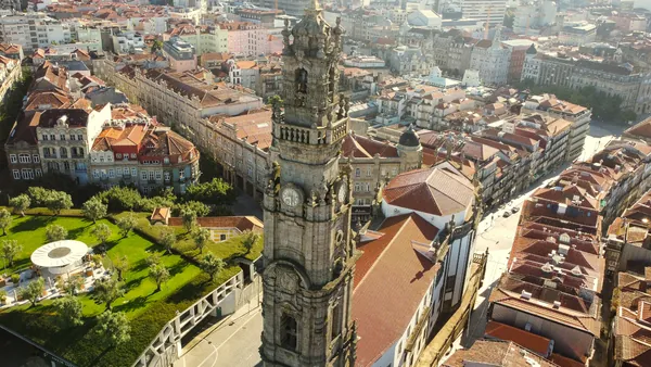 Vista aérea de la Torre de los Clérigos entre tejados y calles del centro de Oporto.