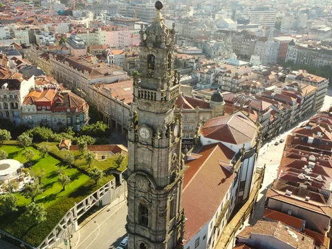 Vista aérea de la Torre de los Clérigos entre tejados y calles del centro de Oporto.