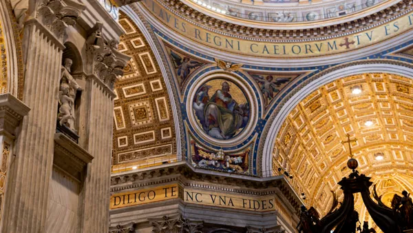 Detalle dorado y frescos del interior de la Basílica de San Pedro, Ciudad del Vaticano.