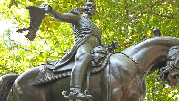 Estatua de Simón Bolívar en su propia plaza de Cartagena de Indias, Colombia