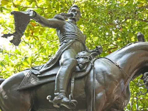 Estatua de Simón Bolívar en su propia plaza de Cartagena de Indias, Colombia