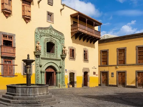 Fachada de la Casa de Colón y fuente en la Plaza del Pilar Nuevo, Las Palmas.